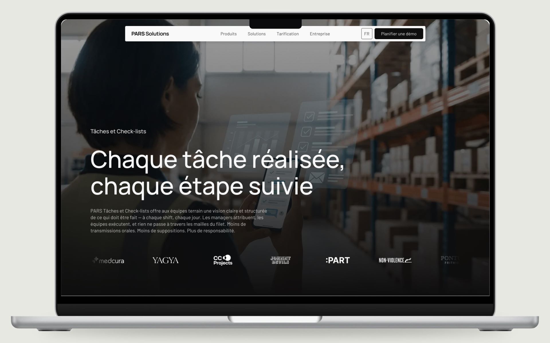 The French PARS checklists page on a MacBook: Chaque tâche réalisée, chaque étape suivie, a warehouse worker holding a phone