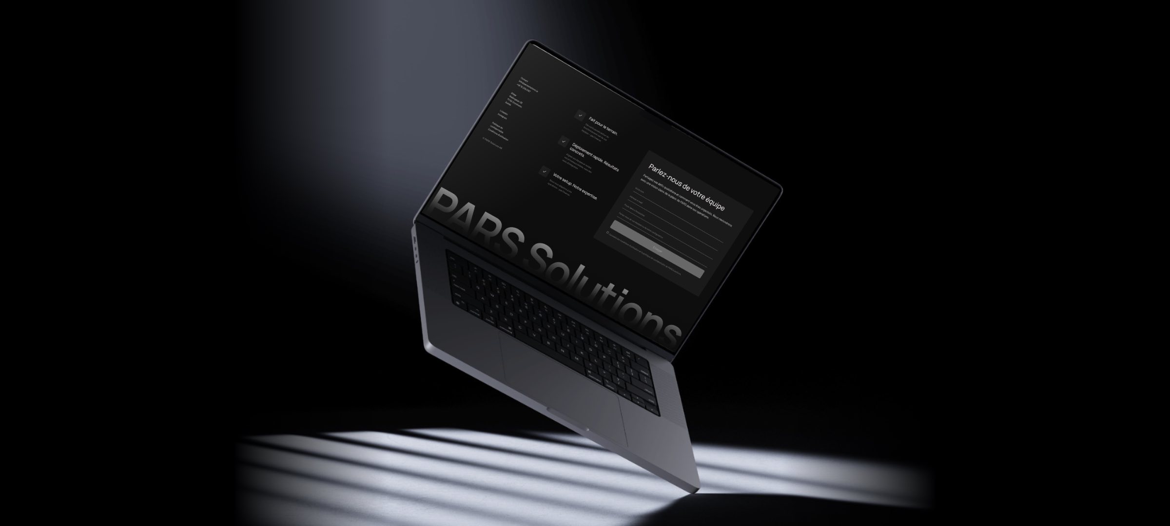 The French PARS contact block on a floating MacBook: Parlez-nous de votre équipe, a short form beside three promises